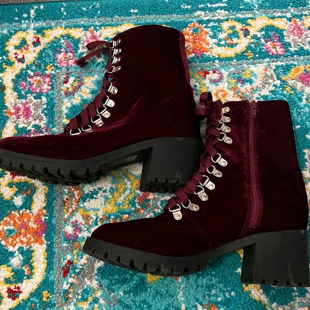 Forever 21 Velvet burgundy lace up bootie sz 9